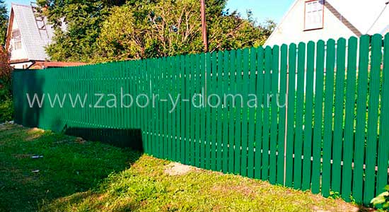 Забор из евроштакетника П-образного через 2 см.