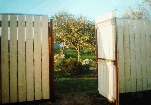 деревянный забор  с калиткой