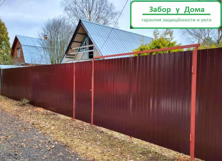 Забор из профанстила с воротами и калиткой коричневого цвета