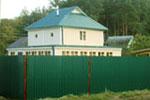 профнастил цвета зелёный мох RAL 6005 в один цвет с крышей дома