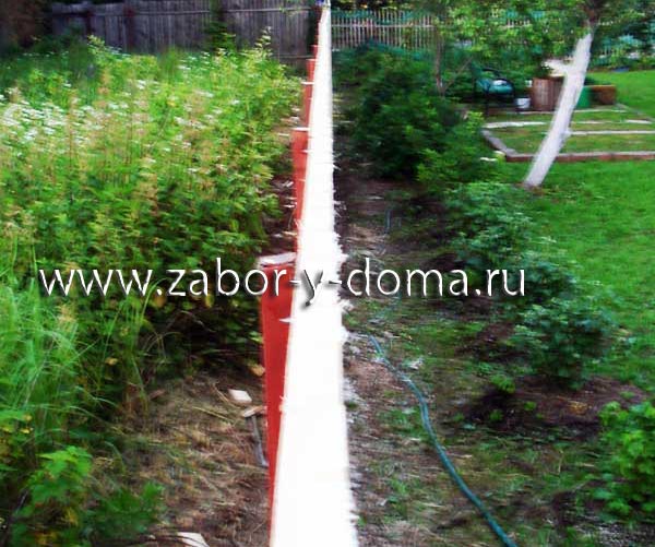 ровный каркаса деревянного ограждения