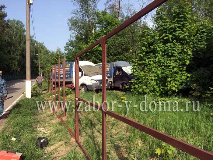 Фото машин "Забор у Дома" в начале установки ограждения