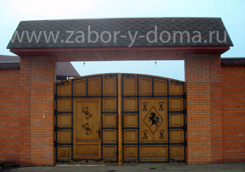 Деревянные ворота, украшенных кованным орнаментом
