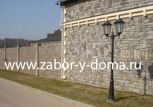 Забор и хозяйственная постройка из стандартных строительных блоков