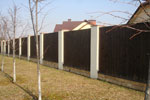 на фото деревянный забор на фундаменте (картинка №55)