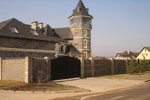 каменный забор с красивым домом в виде башни фото (картинка №46)