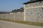 забор из блоков фото рядом с хозяйственной постройкой (картинка №63)