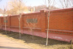 кирпичный забор на ленточном фундаменте (картинка №27)