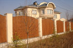 деревянный забор на оштукатуренных кирпичных столбах фото (картинка №49)