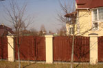 деревянный забор с кирпичными столбами (картинка №57)
