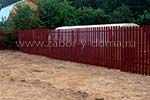 забор из металлического штакетника для дачи бордового цвета RAL6005